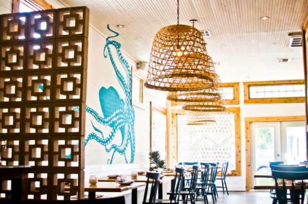 Cafe dengan tema nautical yang menghadirkan suasana pantai dan pesisir